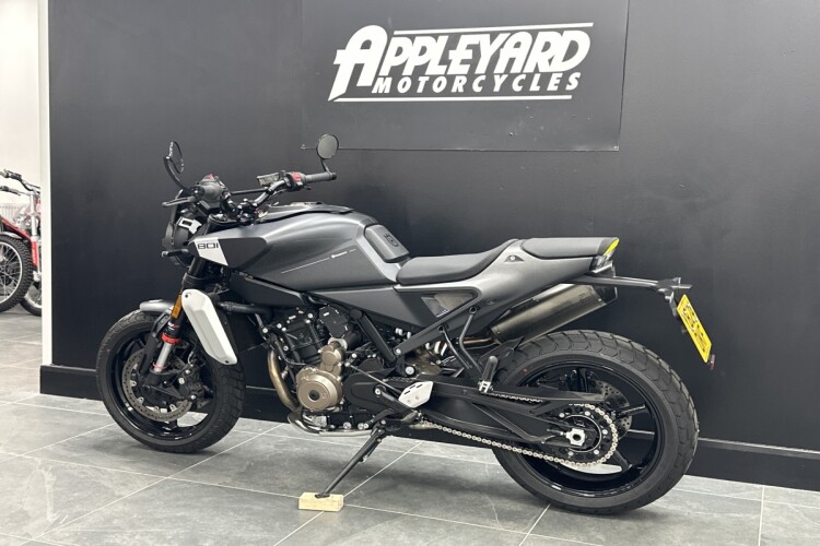 HUSQVARNA 801 SVARTPILEN