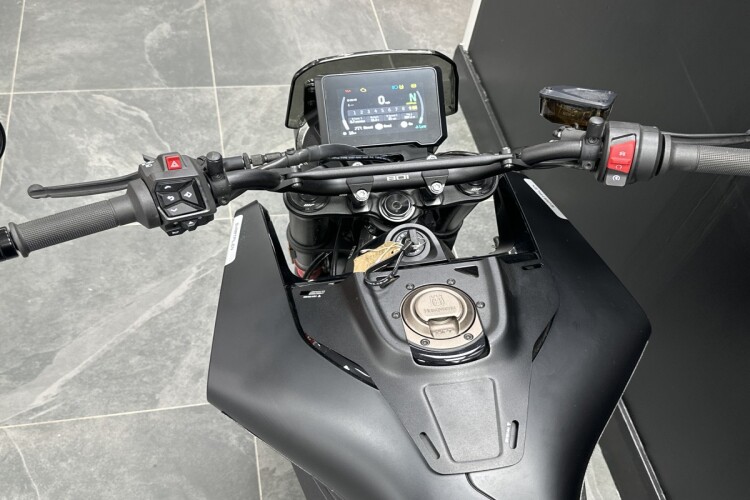 HUSQVARNA 801 SVARTPILEN