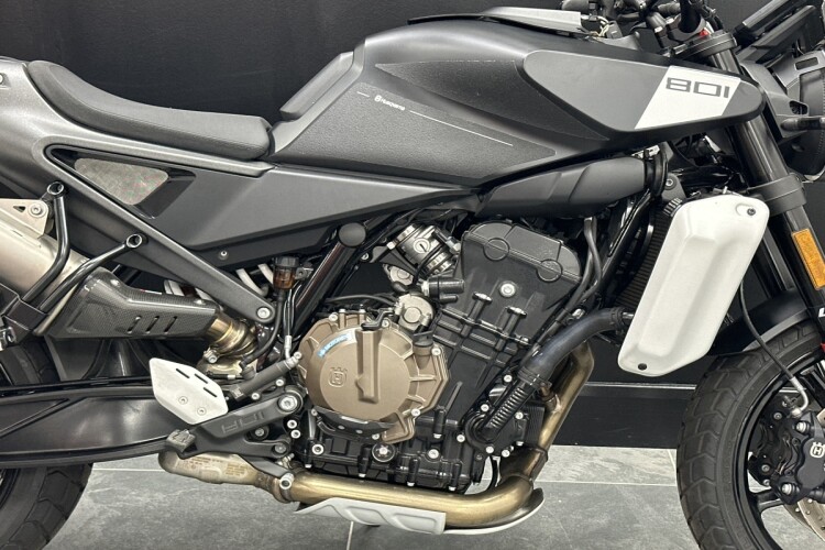 HUSQVARNA 801 SVARTPILEN