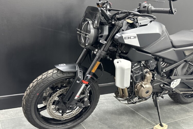 HUSQVARNA 801 SVARTPILEN