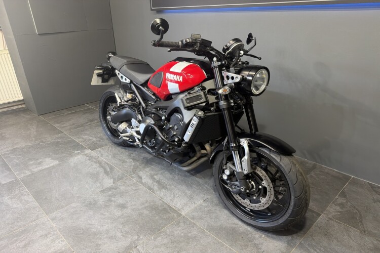 YAMAHA XSR900