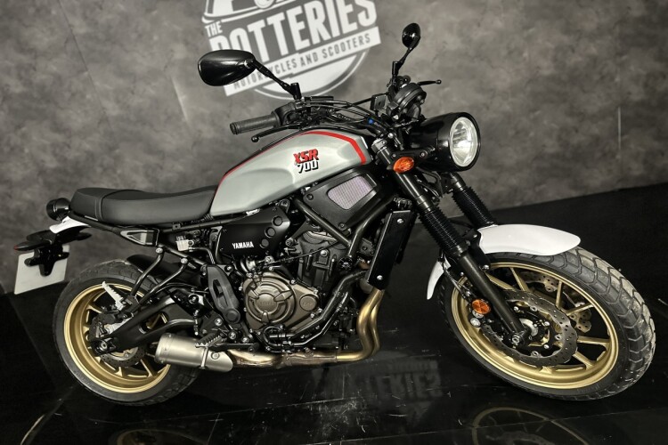 YAMAHA XSR700