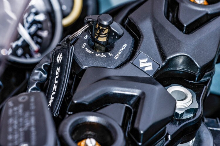 SUZUKI GSX1300R HAYABUSA