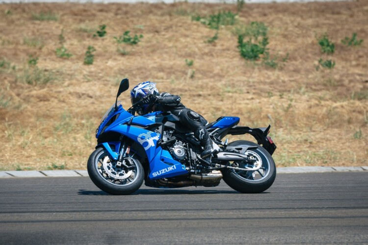2025 SUZUKI GSX-8S, 2025 Metallic Triton Blue - photo 14
