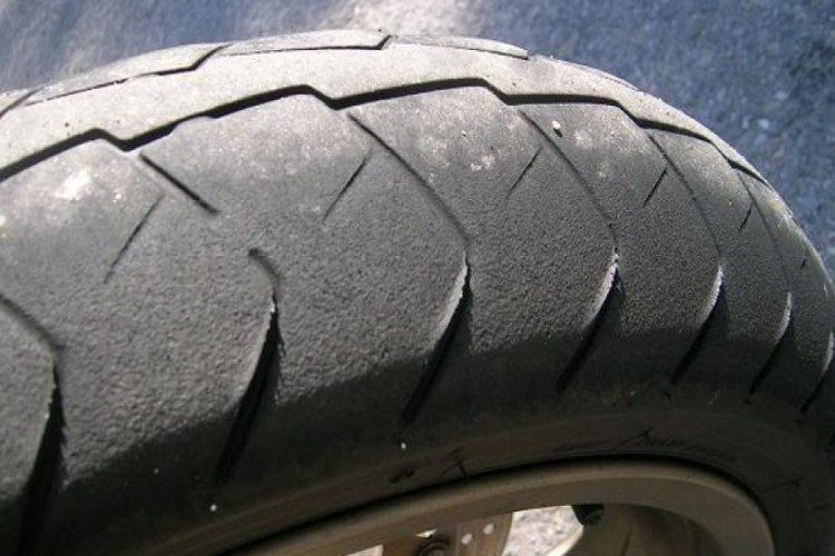 What are the causes of teething and irregular wear of motorcycle tires?